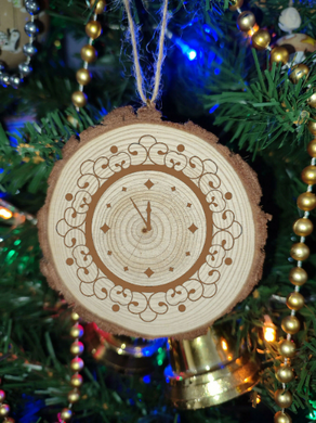 Clock Natural Wooden Rustic Christmas Ball Bauble Engraved Gift Present Keepsake / DC24-5