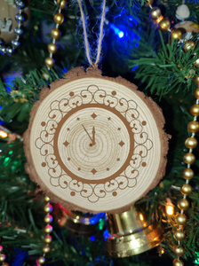 Clock Natural Wooden Rustic Christmas Ball Bauble Engraved Gift Present Keepsake / DC24-5